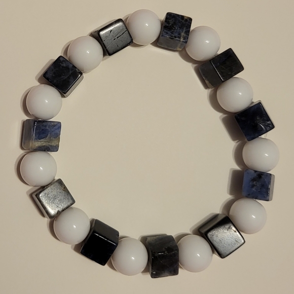 Lapis Lazuli and White Bead Bracelet - Picture 3 of 5